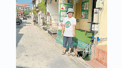 Photo of 美食街路窄油煙飄入店 滿地油跡溝渠阻塞商家促還街景原貌