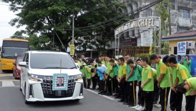 Photo of 學生同事含淚送別李聯耀 靈車繞校致敬30年奉獻