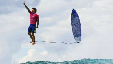 Photo of 【巴黎奧運】沖浪選手“懸浮半空”舉食指 外媒：或是歷來最酷奧運照片