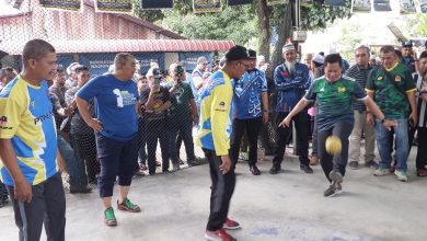 Photo of 沙努西陪阿比丁拉票 與選民踢傳統藤球大受歡迎