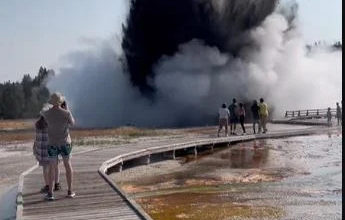 Photo of 美黃石公園 熱液爆炸  遊客驚慌奔逃