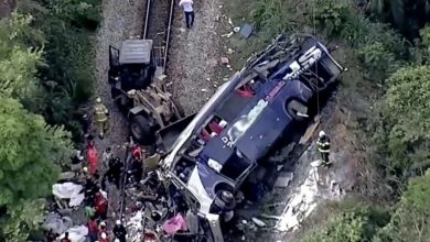 Photo of 超車駛入反向車道 卡車迎面撞巴士釀22死