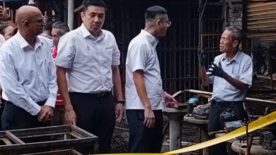 Photo of 峇都丁宜金沙灘路段火災 商販暫遷停車場營業 方美錸: 等重建免繳租