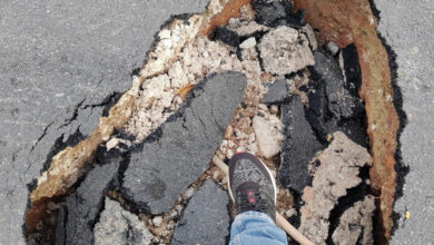 Photo of 疑排污工程未善後致道路有數裂縫 隆甲洞中央花园 现逾3呎深路洞