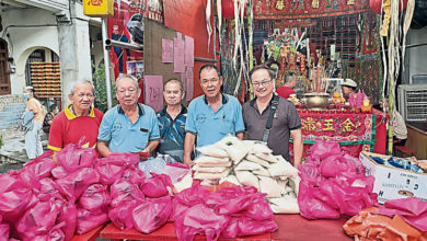 Photo of 檳四街區中元理事會 布施500貧老食品紅包