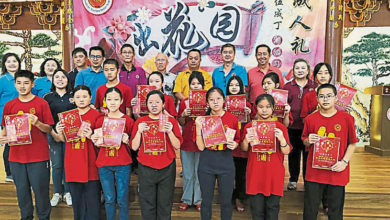 Photo of 聚集吉中潮州會館告別童年 13少男女咬雞頭出花園