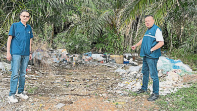 Photo of 陳健達等視察焚燒案揭發 甘榜爪哇藏非法垃圾場