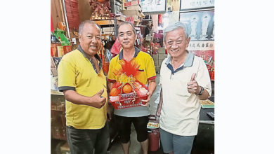 Photo of 【馬口福建會館慶中元】神台邊膠袋發現鈔票 神料行東主拾金不昧