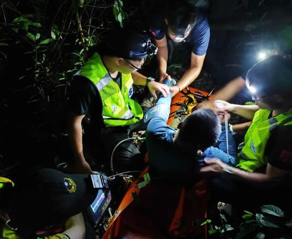 41歲洪姓嚮導背部嚴重遭螫傷，消防局人員以擔架搬運下山，緊急送醫搶救23日淩晨仍宣告不治。