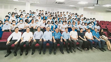 Photo of 【威省鍾靈校友會頒獎助學金】方炎華勉勵清寒生 用功讀書必出人頭地