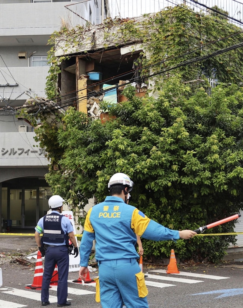 2024年8月8日，日本宮崎縣日向灘外海7.1級地震發生後，警察接報到場，在宮崎縣一棟受損建築物附近執勤。