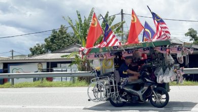 Photo of 殘疾男騎“雜貨店”賺生計 三輪摩多掛滿國旗迎國慶