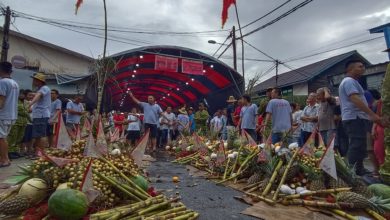 Photo of 百人冒雨搶孤 興港門歡騰如過年