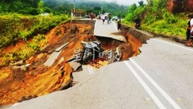 Photo of 滂沱大雨致路崩 貨卡不察墜落坍塌路段