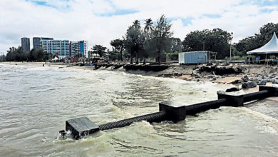 Photo of 沙灘越來越短 貨櫃攤位傾斜 公主海灘海蝕日益嚴重