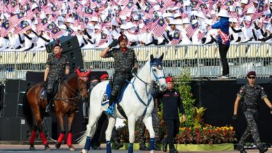 Photo of 身騎白馬現身國慶慶典 警隊一哥“一馬當先”