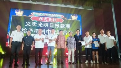 Photo of 曹觀友義唱2曲 為光育籌7000建校金 