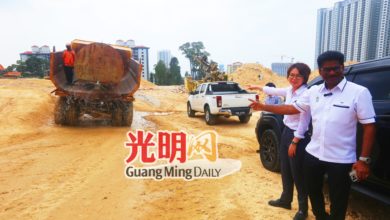 Photo of 山達拉祖指示承包商 頻灑水防沙塵飛揚