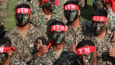 Photo of 男子看遊行太興奮 “阿兵哥 射我！”