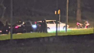 Photo of 網傳視頻顯示警車匪車停交通燈附近 警匪街頭駁火 疑殲滅3男