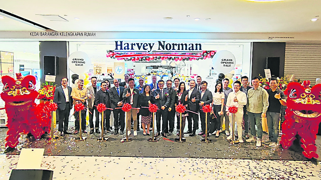 Harvey Norman公司領導人及商業夥伴代表在旗艦店開幕禮上合影。