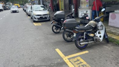 Photo of 摩多和汽車搶停車位 車主怒不可遏