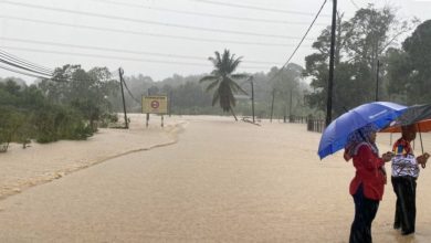 Photo of 馬六甲長命雨致河泛濫 道路變成河道