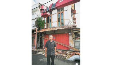 Photo of 殘舊破損找不到業主 甲老街空屋威脅安全