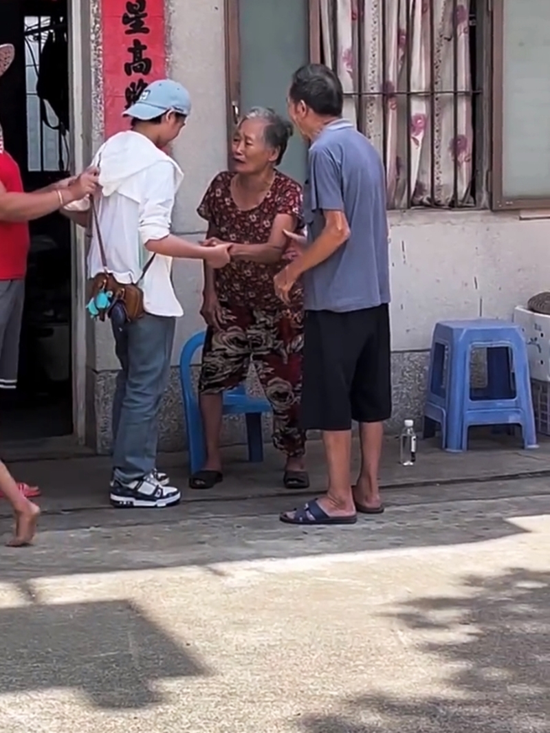 全紅嬋回家後先給爺爺嫲嫲來了一個大擁抱，還從口袋裏拿出一疊現金遞給嫲嫲。