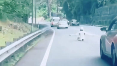 Photo of 無視來往轎車 挑戰死神 男子穿滑輪衣躺臥路上滑行