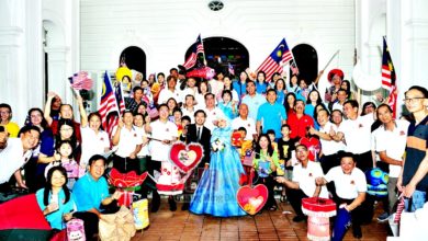 Photo of 友族新人拍婚照遇提燈會 花好月圓齊合影送祝福