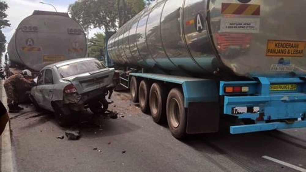 其中一輛汽車追尾撞擊油槽羅里。(柔州消拯局提供)