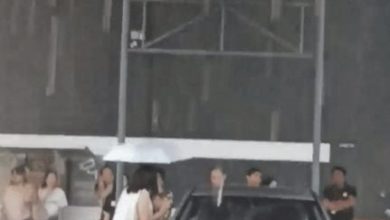 Photo of 獅城女不能碰雨水?  開車占人行道惹議