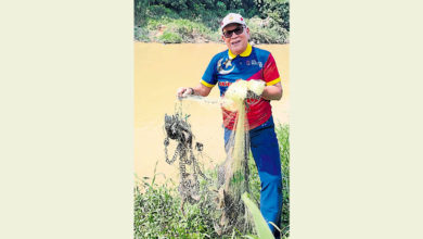 Photo of 依茲漢變身漁夫  下河捉清道夫魚