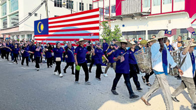 Photo of 有隊伍拿榴槤揹籮參與 柔逾5800人國慶遊行