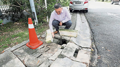 Photo of 蕭歡延：難負荷重量恐崩塌 轎車勿停人行道溝蓋上