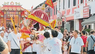 Photo of 麻坡文打煙斗天宮巡境遊行 信徒圍觀膜拜場面盛大