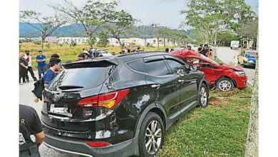 Photo of 汽車遭休旅車撞及 醫生父子傷重入院