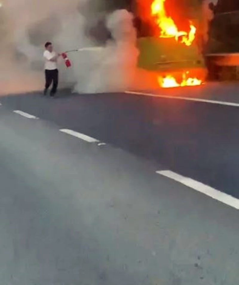 司機在第一時間機警將巴士停靠路肩,同時疏散車上43名乘客,還冒險衝上前滅火,表現英勇。