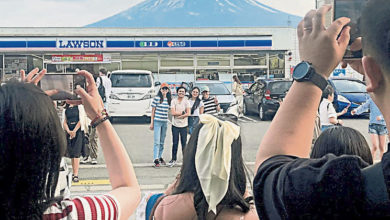 Photo of 防遊客亂過馬路 富士山熱門拍照點增設欄杆