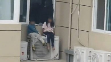 Photo of 夫妻吵架太誇張 讓2子女坐23樓冷氣機