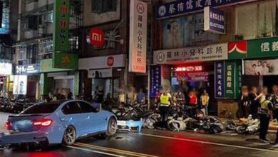 Photo of BMW失控撞轎車下秒撞爛路邊整排14摩哆