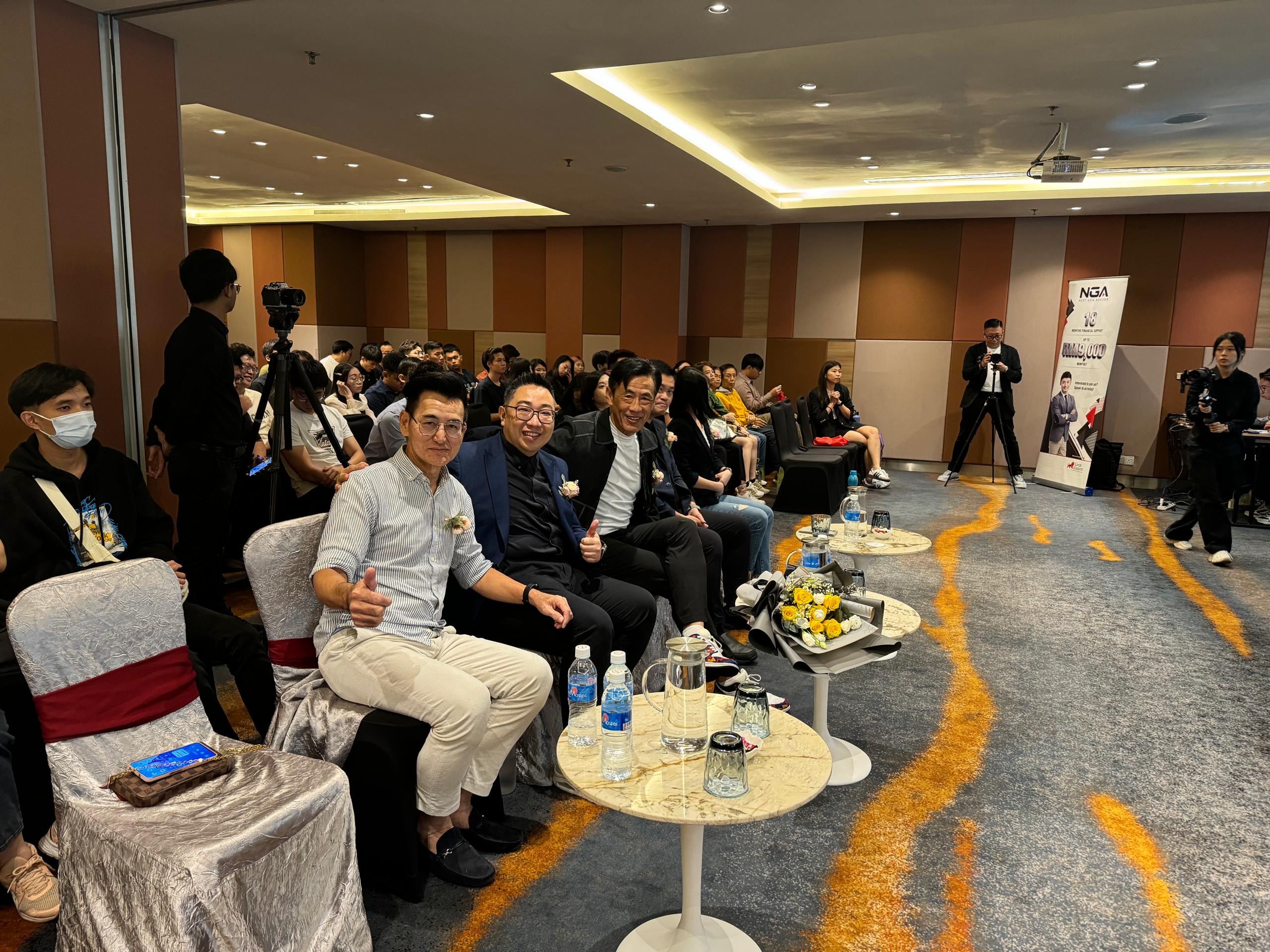 左起准拿督陳帝銓、吳庭銓及拿督郭耀輝合影。