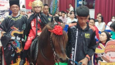 Photo of 麥曼珍華小辦筆試賽 小狀元穿漢服“騎馬”領獎 