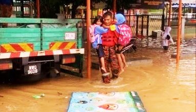 Photo of 幼兒園水淹1.5尺 師生受困教室 消拯局緊急救援