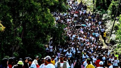 Photo of 2000人齊聚武吉巴克 2222米手牽手揮國旗