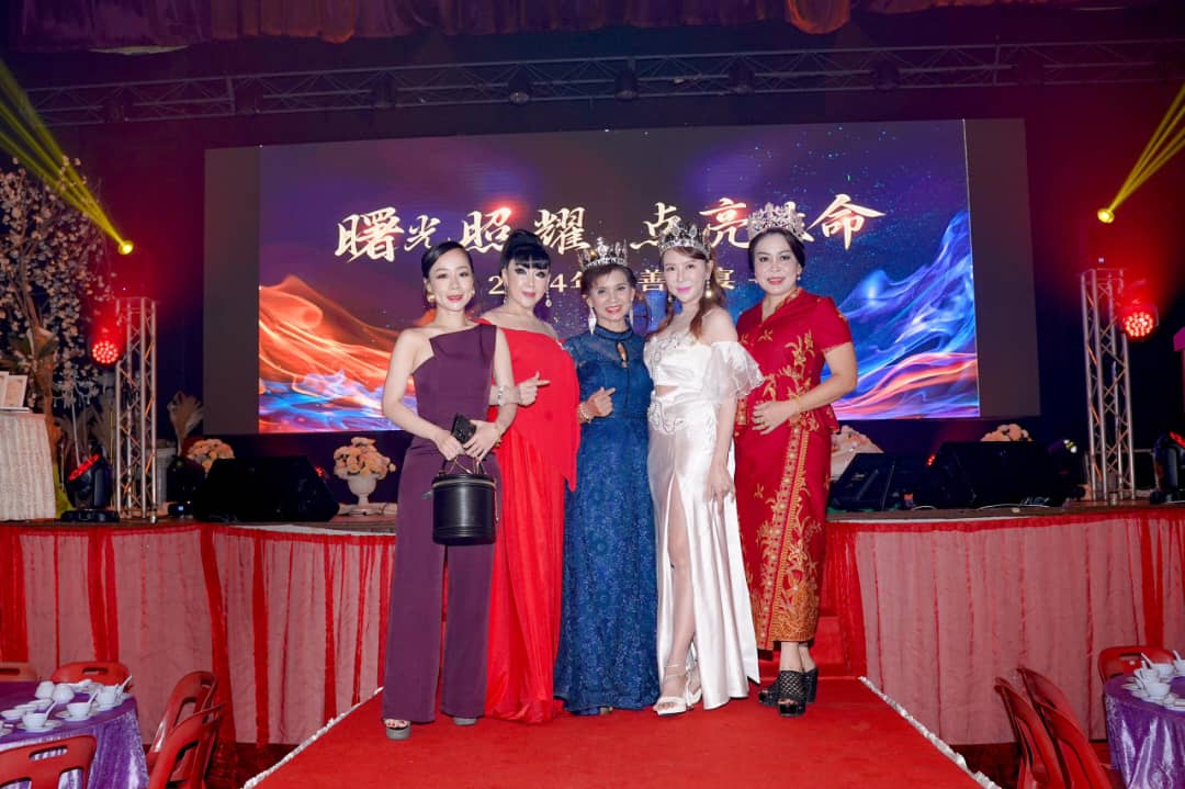 國際環球愛心天使慈善美后許文詩、JESSIE陳薇絲等美后,亮相舞台展現風采。