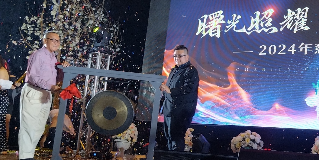 顧問李金東(左)鳴鑼開幕儀式。