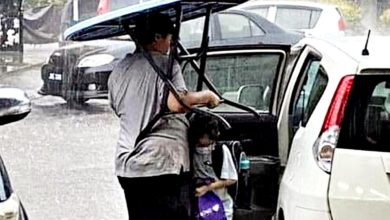 Photo of 把桌子當傘為閨女遮雨 網讚：這就是愛