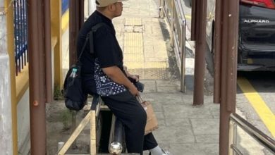 Photo of 奇葩候車亭 座位建在無蓋溝渠上